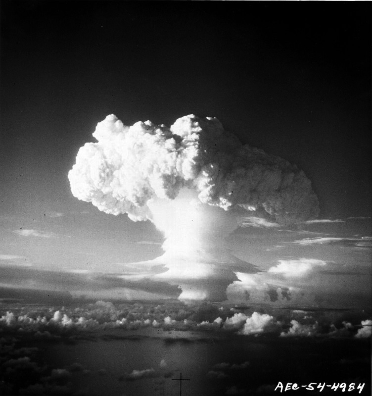Момент ядерного взрыва. Водородная бомба (1952-1953). Ударная волна водородной бомбы. Водородная бомба Майк. Взрыв бомбы.