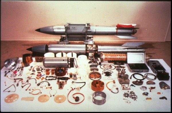 Компоненты ядерного оружия В-61 — боеголовка пулевидной формы в центре слева. B-61 был разработан для гибкости, а не для миниатюризации, но он