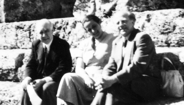 Bohr with Elisabeth and Werner Heisenberg in Athens, Greece, 1956. Source: Emilio Segrè Visual Archives, Niels Bohr Library, American Institute of Physics.