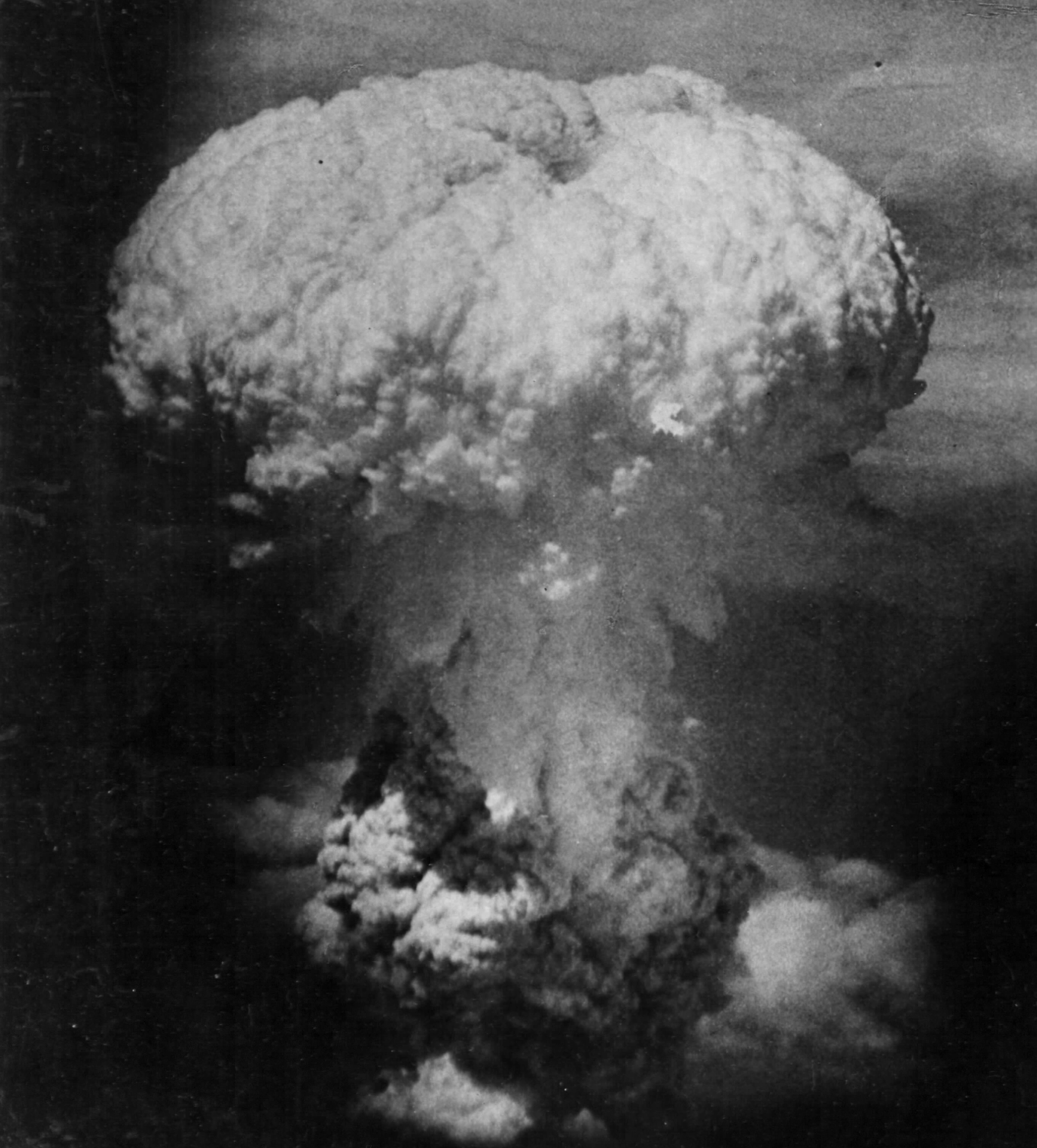 Кто сбросил атомную бомбу
