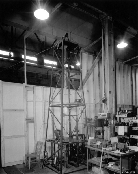 Otto Frisch's original "dragon" reactor — the uranium "guillotine." Source: R.E. Malenfant, "Experiments with the Dragon Machine" (LA-14241-H, August 2005).