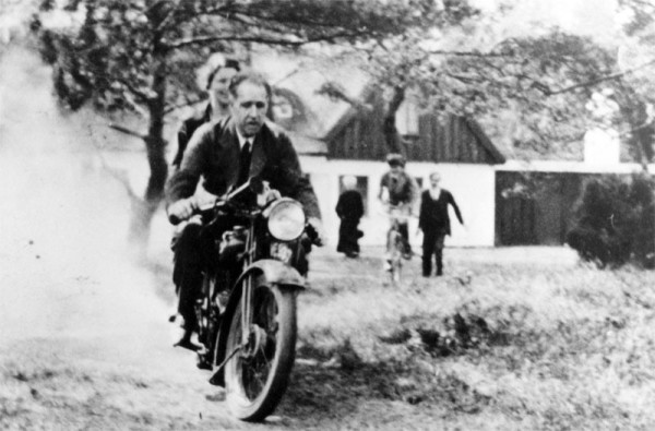 Niels and Margrethe Bohr, on the motorcycle of George Gamow, 1930. Source: Emilio Segrè Visual Archives, American Institute of Physics.